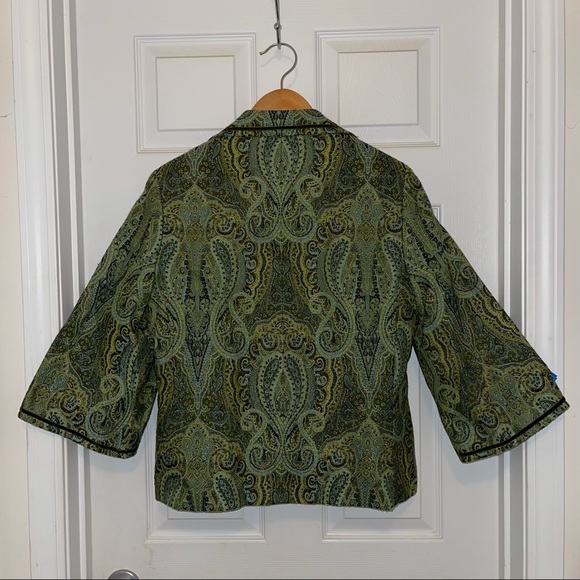 Fun waste length jacket with flair sleeves. - Picture 4 of 4